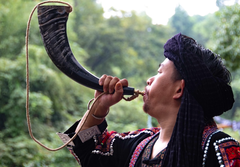 湖南：苗家山寨锣鼓喧天 特色民俗表演迎八方游客