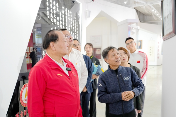 燕京理工学院“体育名人坊”：中国奥运金牌第一人许海峰与大学生面对面