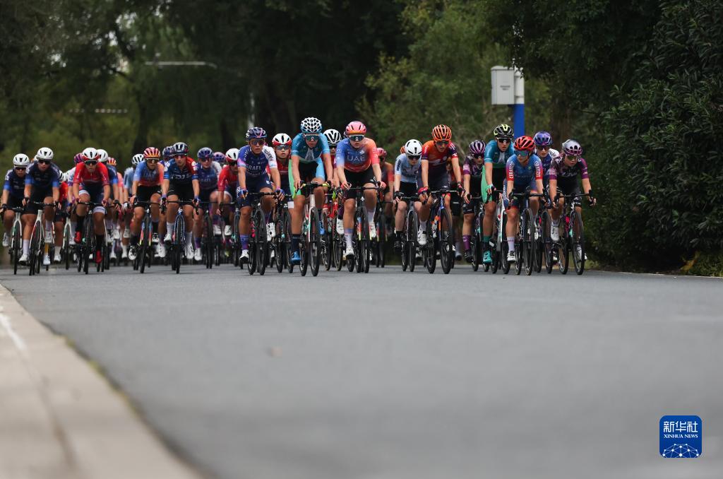 2023年环崇明岛国际自盟女子公路世界巡回赛在沪鸣枪
