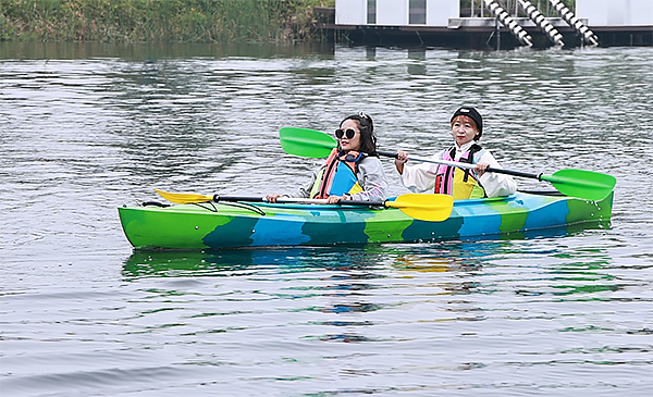 眉山仁寿：服务业向好发展 培育经济发展新动能_fororder_黑龙滩景区丰富的娱乐活动-供图-仁寿县委宣传部
