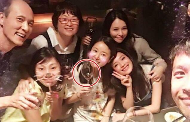 林心如怀孕4月喝酒惹争议 回击：海边人好多