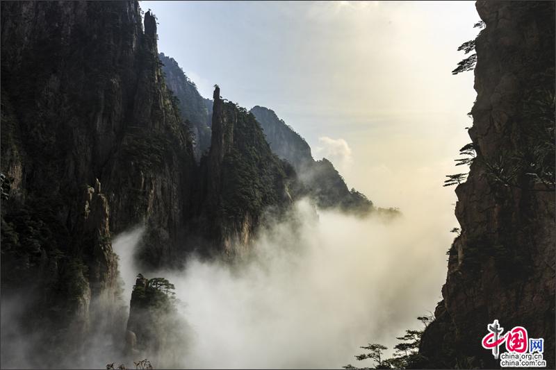 漫步黄山西海峡谷 观石峰赏翠松身在云中漾