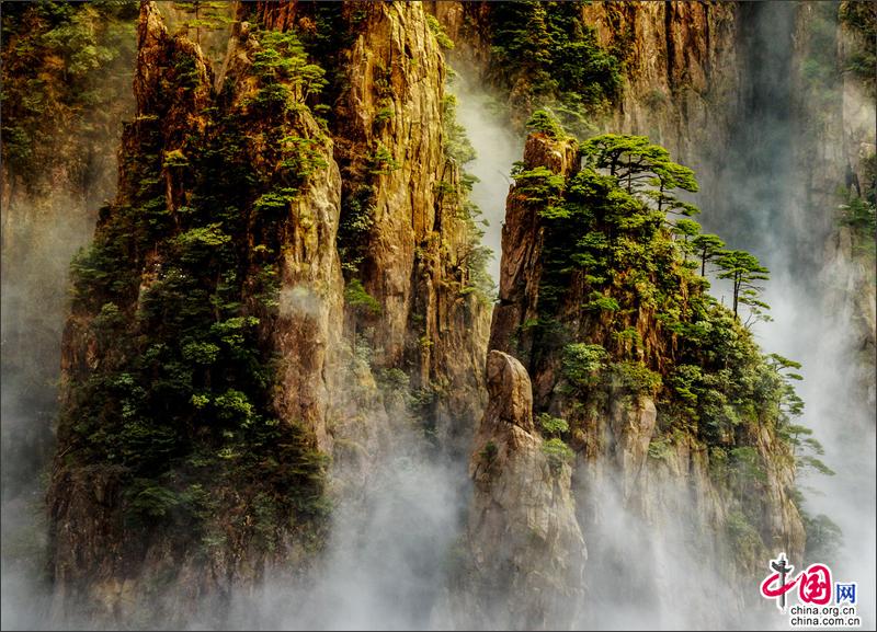 漫步黄山西海峡谷 观石峰赏翠松身在云中漾
