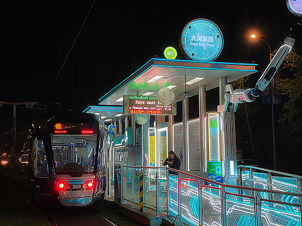 2023成都世界科幻大会主题车站亮相_fororder_夜晚的主题车站-供图-成都轨道集团