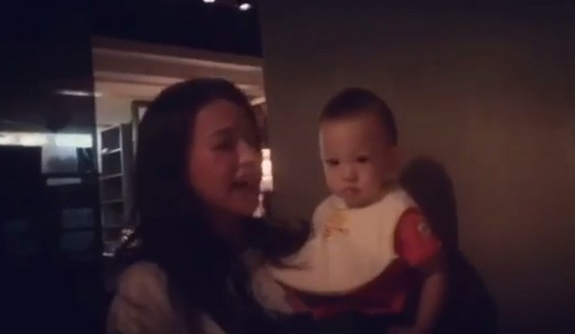 舒淇卖萌唱儿歌惨被忽略 徐若瑄儿子无表情20秒