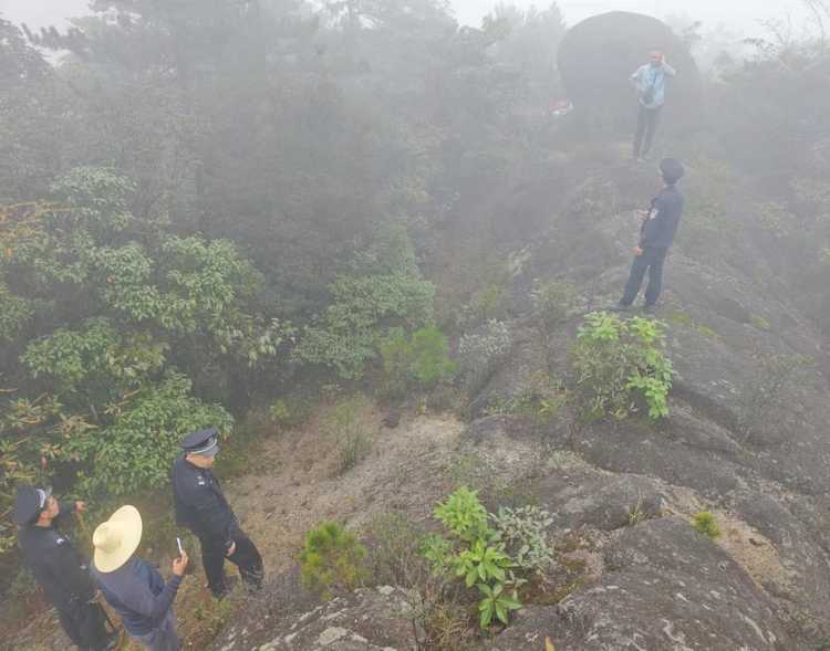 登山者迷路被困 湘赣联手同驰援_fororder_图片1