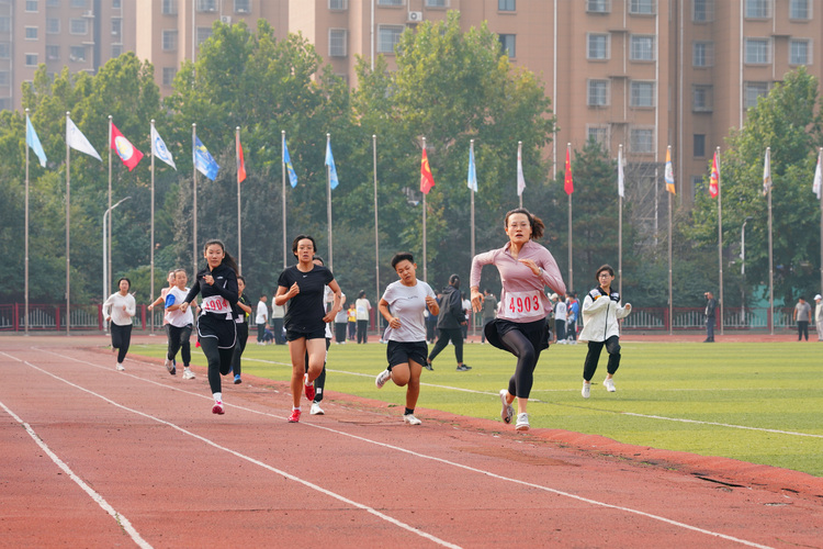图片默认标题_fororder_图为：开平区2023年中小学生秋季运动会中学女子组400米比赛现场。何川摄.JPG