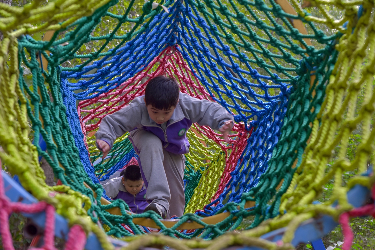 保定市满城区开展“向阳而生 挑战自我”研学活动_fororder_游戏——穿越时空环节 摄影 阮征