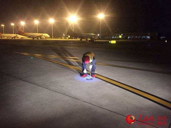博鳌进行时:争分夺秒 "外眼"下的美兰机场夜行者