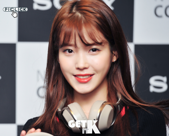 IU着黑色连衣裙秀纤细美腿 唇红齿白瓷肌抢眼