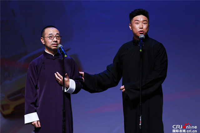 刘仪伟烧饼合体说相声"踢馆"《王牌逗王牌》首映式