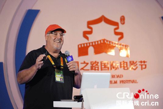 VR产业高峰论坛在西安举行 全球VR精英电影节上演“头脑风暴”
