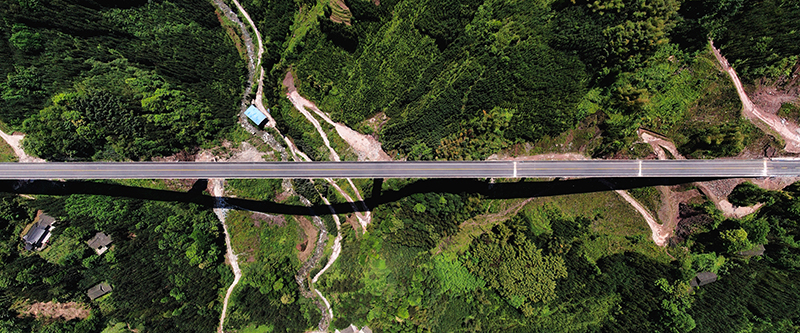 眉山洪雅瓦屋山镇：农文旅融合 绘就乡村振兴新图景_fororder_瓦屋山快速通道-摄影--罗杰