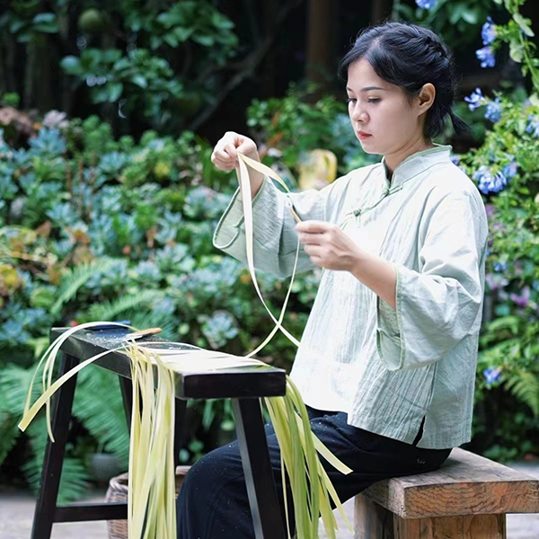 眉山青神：90后“守”艺人接力竹编艺术传承_fororder_赵爽在编竹编-供图-青神县委宣传部