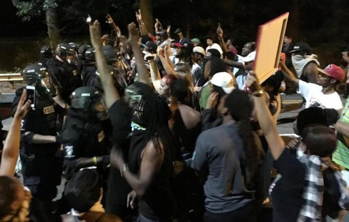 美国夏洛特市再度爆发暴力示威 抗议警察枪杀黑人