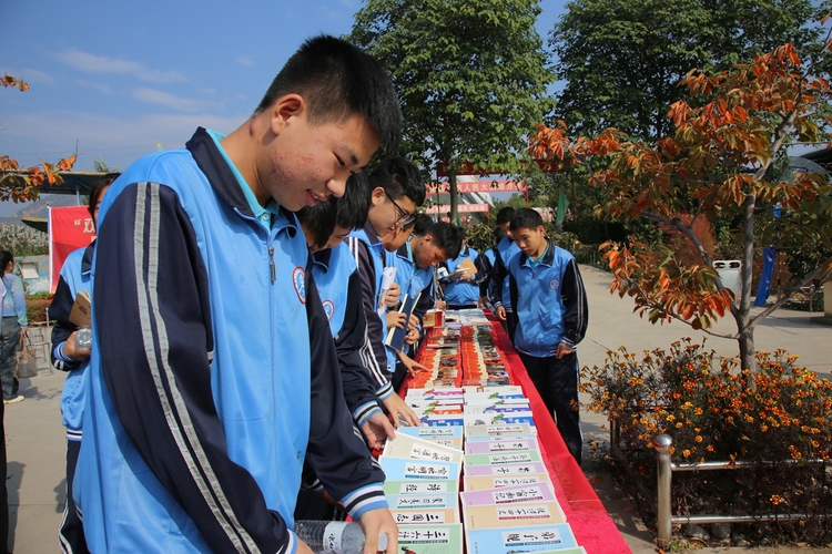 图片默认标题_fororder_活动现场孩子们阅读红色图书 摄影 周伟.JPG