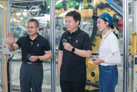 赛力斯汽车投资10亿保问界新M7交付 余承东现身工厂_fororder_image001