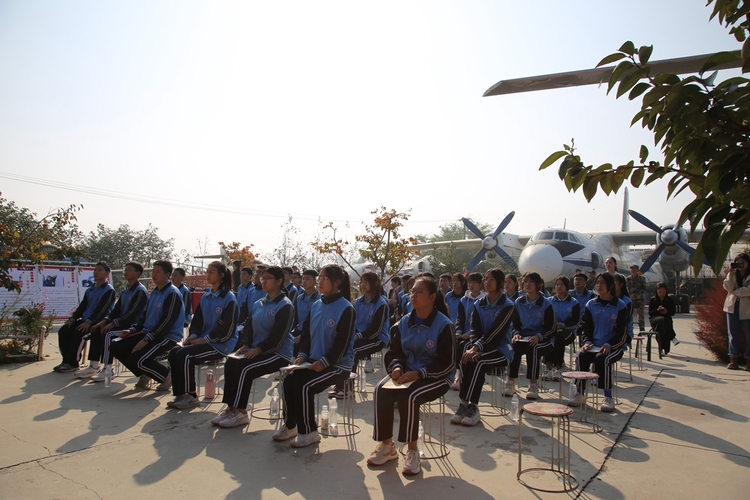 图片默认标题_fororder_学生们认真聆听红色故事 摄影 袁野.JPG