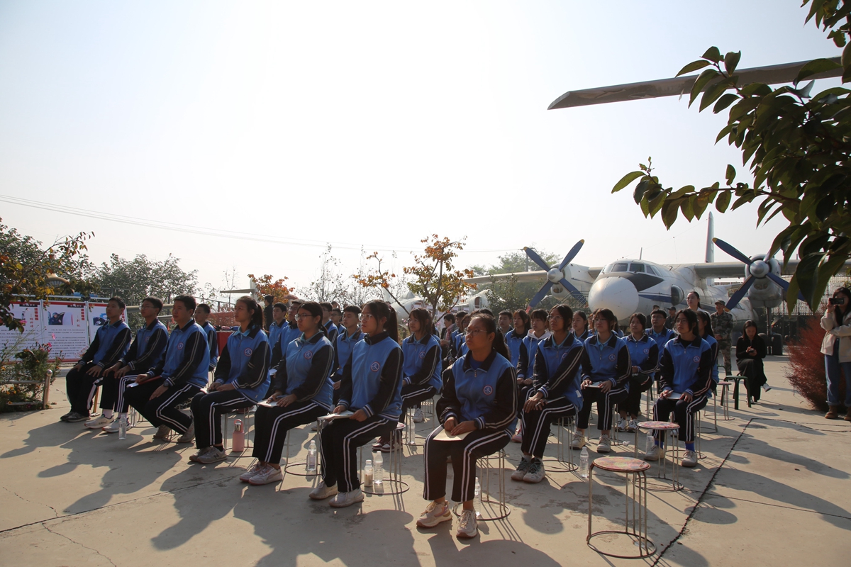 图片默认标题_fororder_学生们认真聆听红色故事 摄影 袁野.JPG