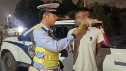聚餐飲酒莫開車 上海浦東警方嚴查酒駕“不打烊”