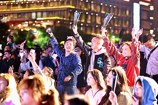 来成都温江光华大草坪感受“幸福光华美丽街区”_fororder_活动现场-供图-成都市城管委_1_