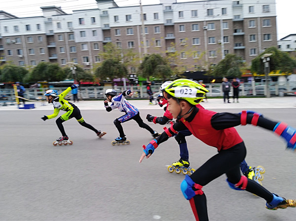 撫順市舉辦冰雪運動進校園學生速度輪滑比賽
