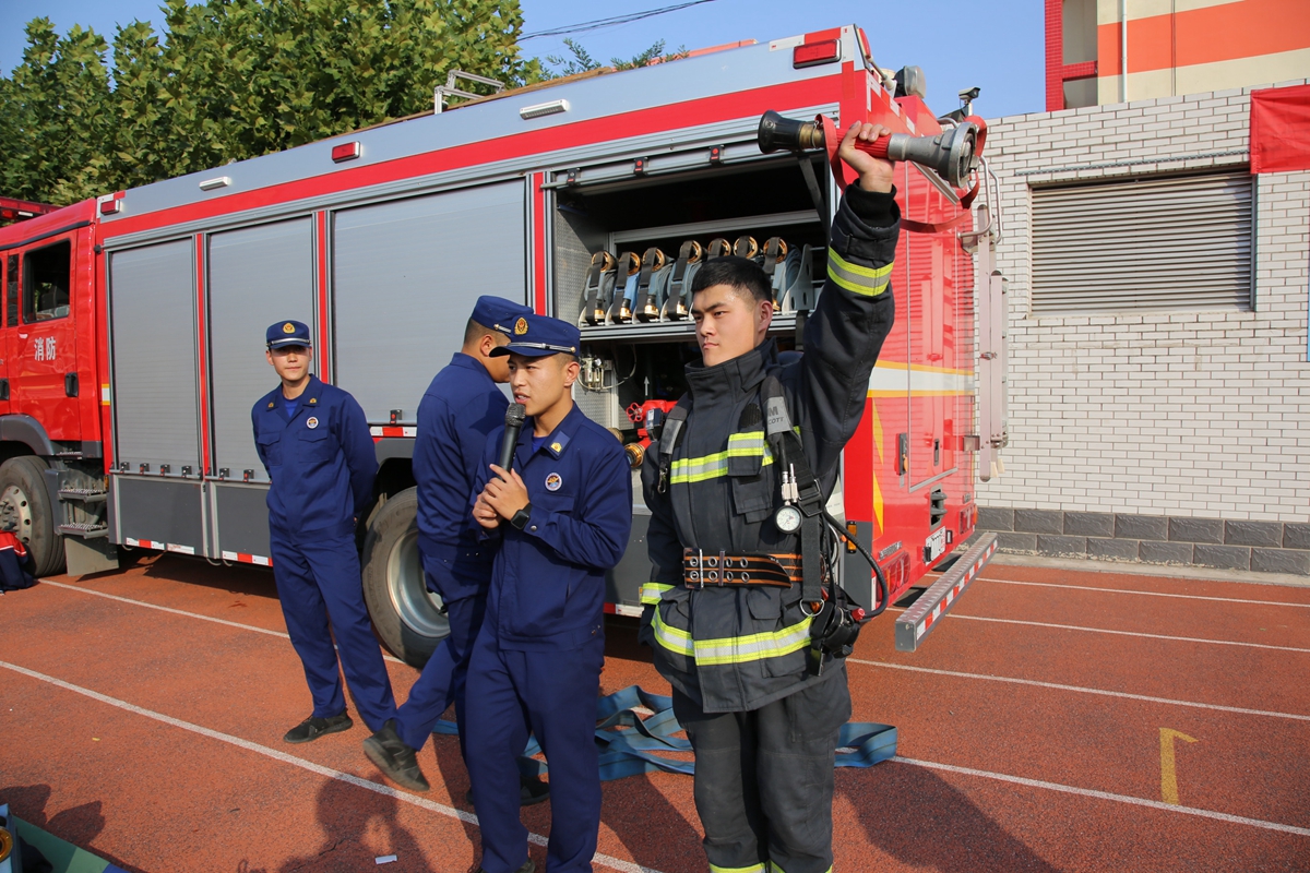 图片默认标题_fororder_消防队员展示开花水枪 摄影 袁野.JPG