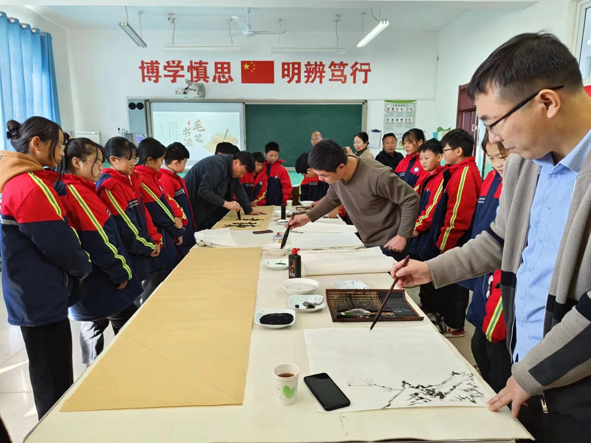 保定市满城区开展“双争”有我 文化名家进校园活动_fororder_书画名家们挥毫泼墨 现场展示技艺 摄影 杨东升