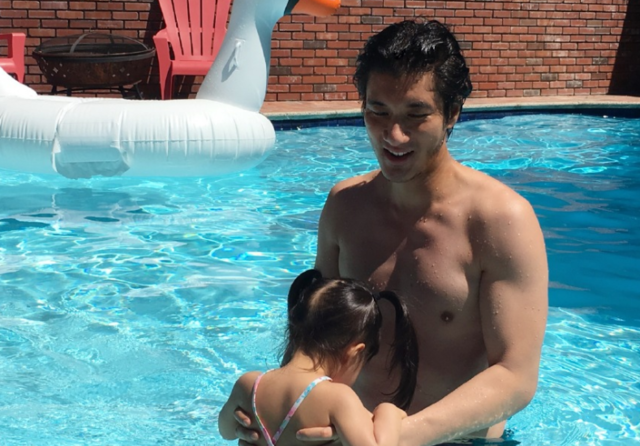 他们在水里享受天伦之乐 珍惜着孩子的童年时光_娱乐_腾讯网