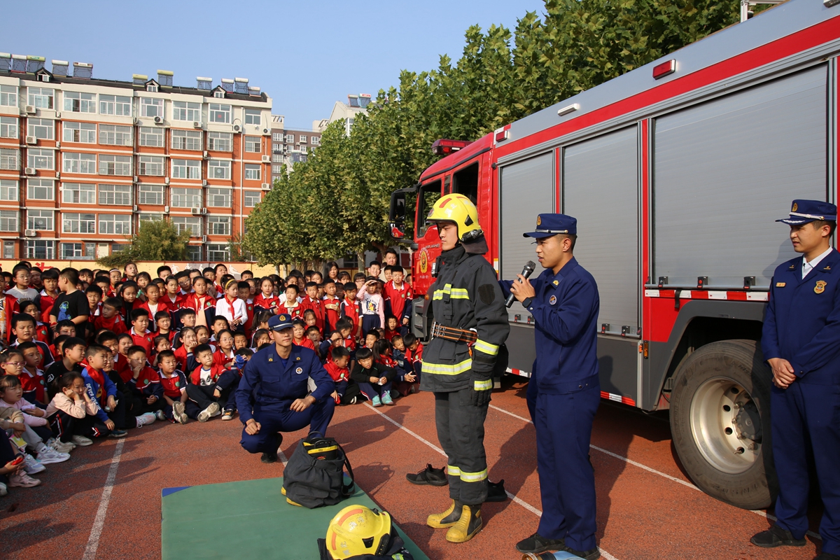 图片默认标题_fororder_消防大队队员为学生讲解消防设施 摄影 袁野.JPG