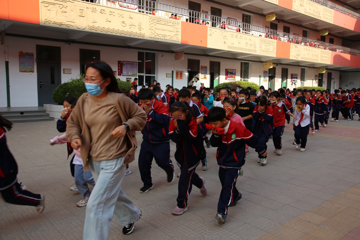 图片默认标题_fororder_满城小学举行消防安全疏散演练活动 摄影 袁野.JPG