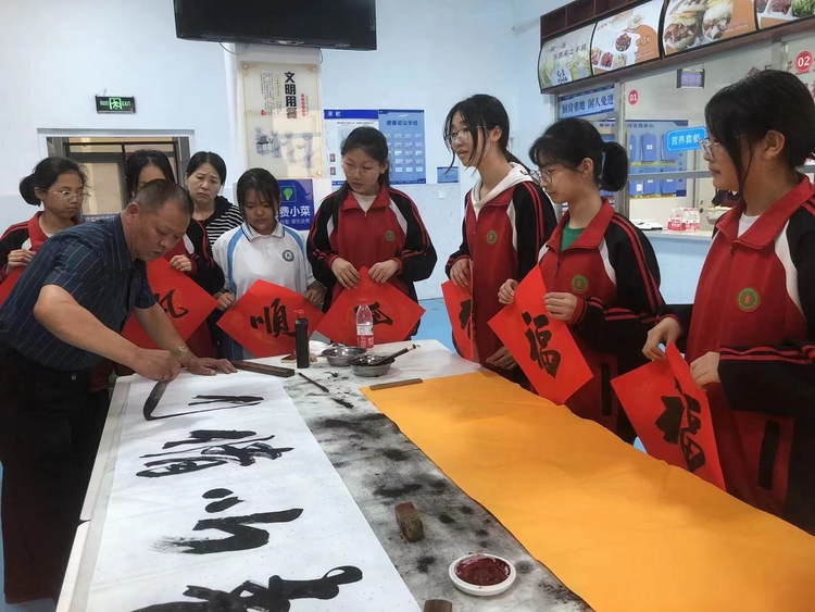 保定市满城区：书法艺术进校园 墨香浸润大课堂_fororder_书法名家冉宏亮为学生展示书法技艺 摄影 杨东升