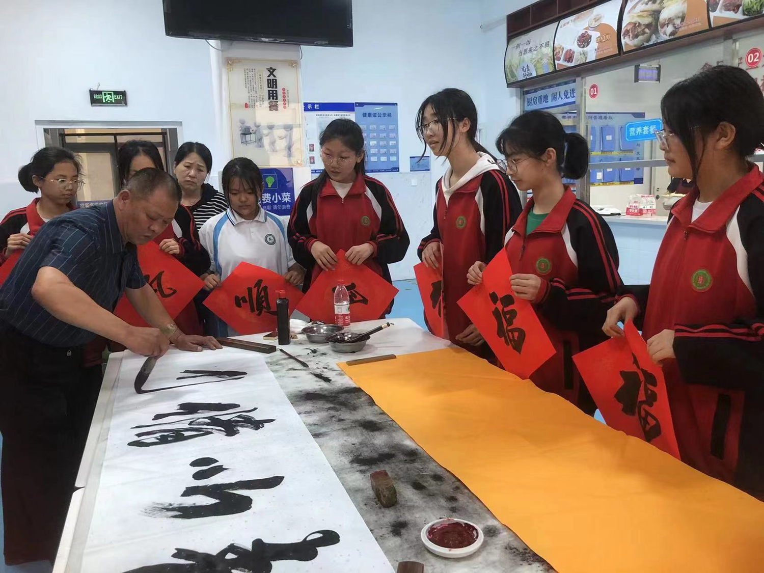 保定市满城区：书法艺术进校园 墨香浸润大课堂_fororder_书法名家冉宏亮为学生展示书法技艺 摄影 杨东升