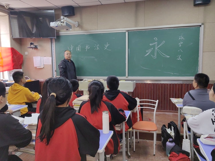 保定市满城区：书法艺术进校园 墨香浸润大课堂_fororder_满城区书法名家李立新为学生讲解中国书法史 摄影 杨东升