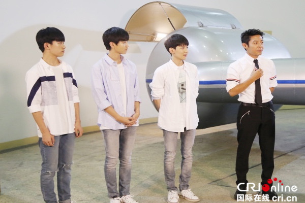 TFBOYS体验航天员训练 PK小撒挑战离心机