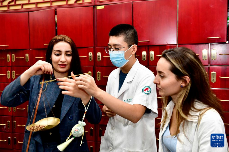 共建“一帶一路”國家留學生感受中醫藥文化魅力