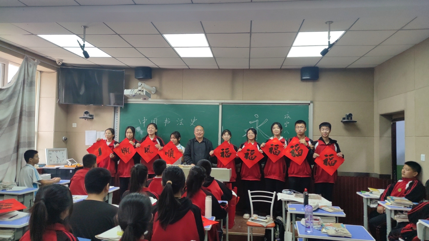 保定市满城区：书法艺术进校园 墨香浸润大课堂_fororder_满城区神星镇中学学生与书法名家合影 摄影 杨东升