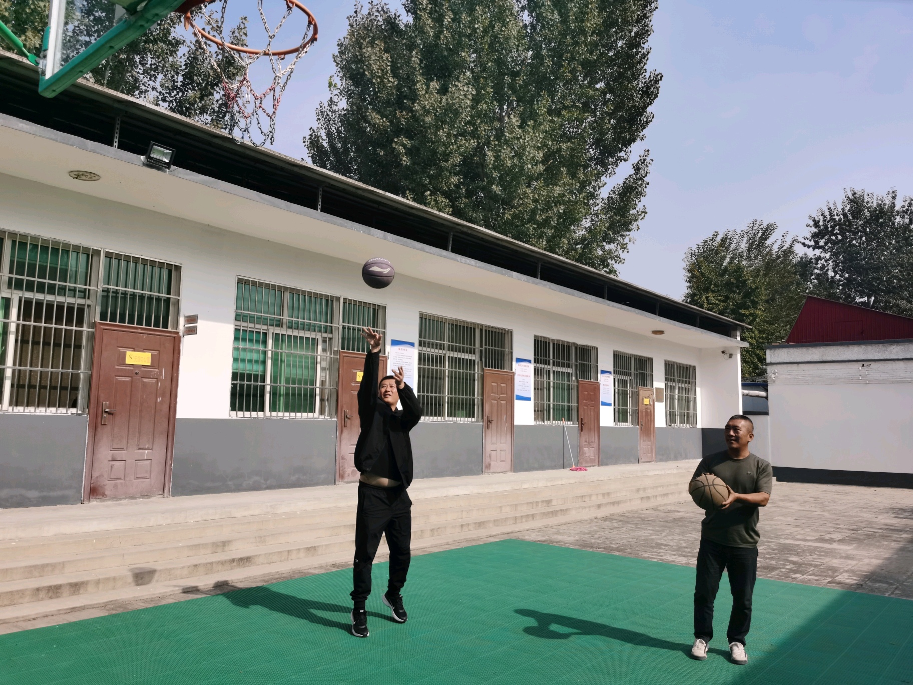 保定市徐水区：“村BA”17年激情“篮”不住_fororder_张昭（左）、王建峰（右）在训练中 摄影 刘柯旋 