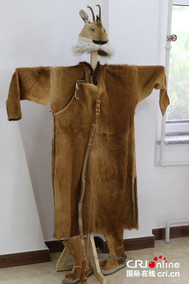 莫日根民间艺术团内陈列和展示的狍子皮猎服(摄影 屈功泽)