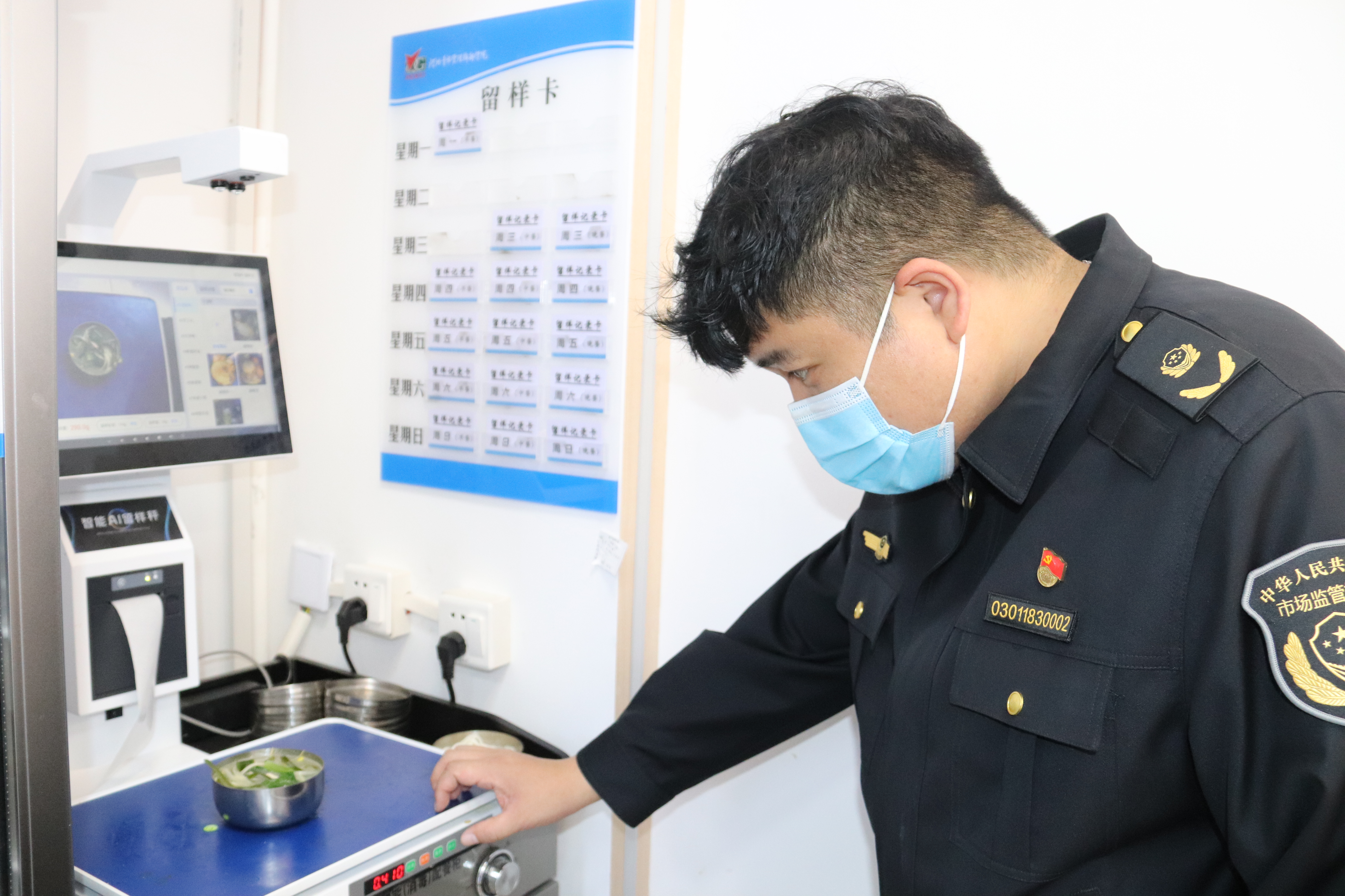开启智慧食安监管平台 校园食堂迎新模式 裕华区市场监督管理局 助力全市首家“校园智慧餐厅”建设落地_fororder_裕华区市场监督管理局监管人员查看智能留样秤.JPG