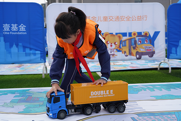 唐山开平：交通安全伴“童”行_fororder_图3：图为学生体验游戏“认识大货车内轮差”.JPG