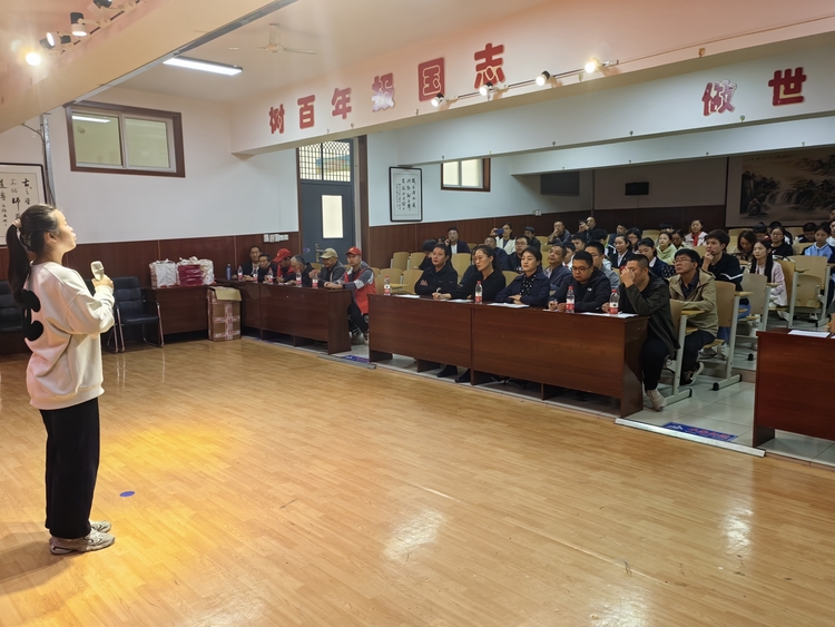 保定市满城区：阅读红色经典 争做时代新人_fororder_满城小学评委认真聆听演讲比赛并打分 摄影 徐志国