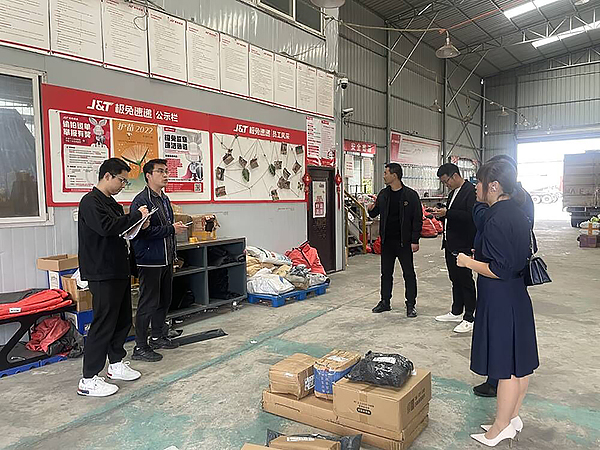 奋战“双十一” 简阳交通忙保障_fororder_车间安全检查-供图-简阳市交通运输局（2）