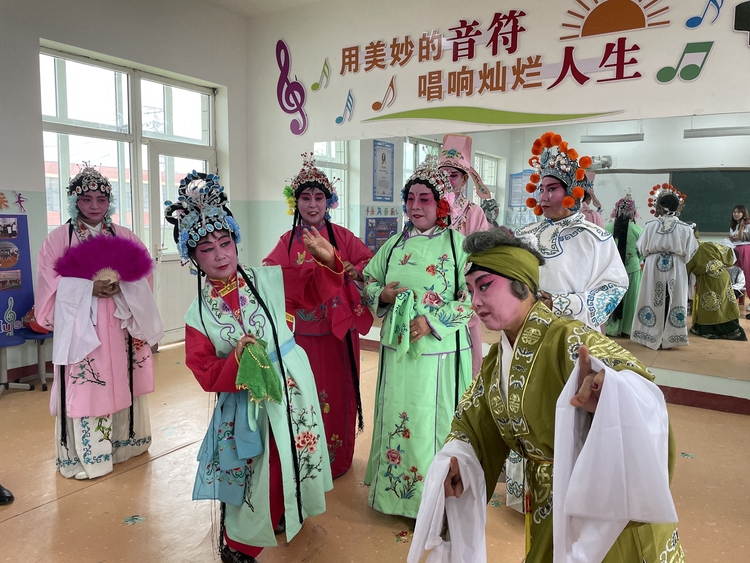 保定市满城区：民间戏曲进校园 非遗文化促双减_fororder_满城区石井乡戏曲传承人为学生表演 摄影 王佳佳