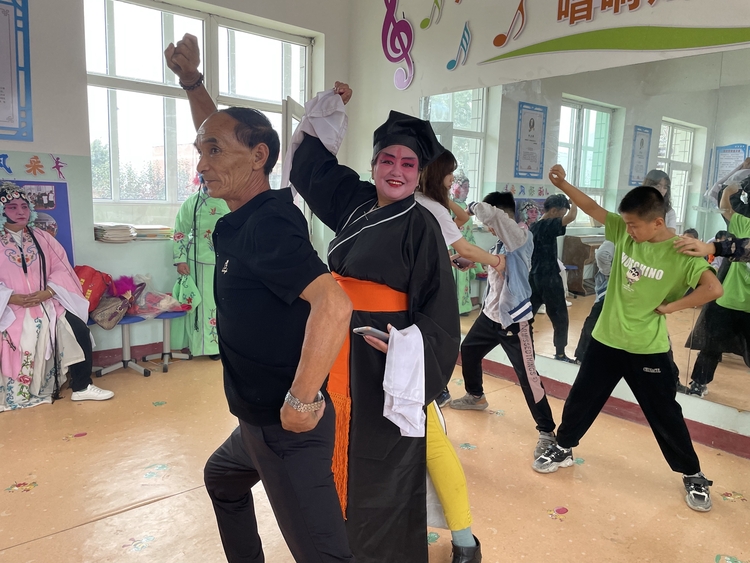 保定市满城区：民间戏曲进校园 非遗文化促双减_fororder_唱念做打中传承非遗文化 摄影 王佳佳