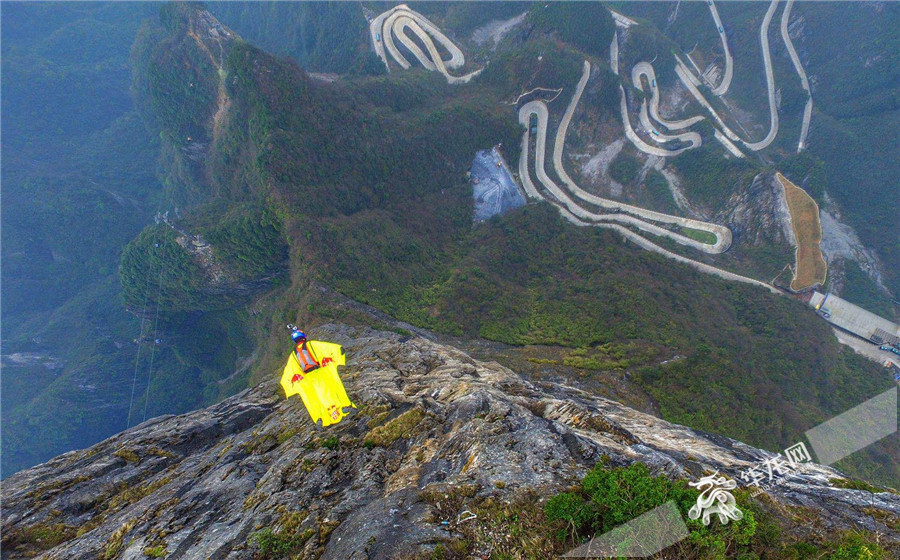 雲陽龍缸景區即將上演編隊翼裝飛行