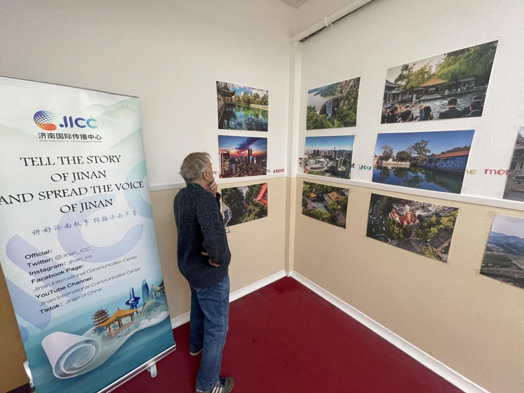 【原创】济南国际传播中心在英国友城巴斯举办“近悦远来”图片展_fororder_图片2