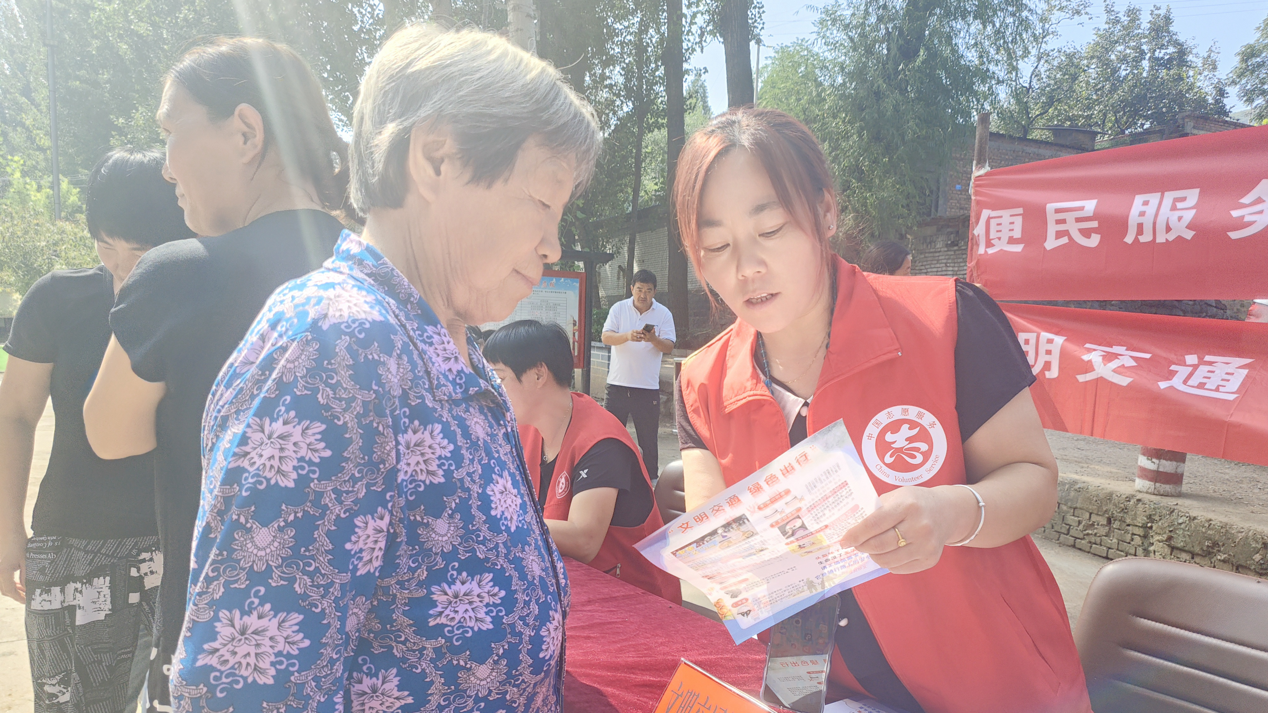 河北唐县：文明交通落细落小 平安之路行稳致远_fororder_志愿者从文明行车、文明出行、人车礼让、绿色出行等方面，重点就安全头盔的种类、如何正确佩戴安全头盔等知识进行讲解，并发放《文明交通 绿色出行倡议书》(陈亚娟 摄）