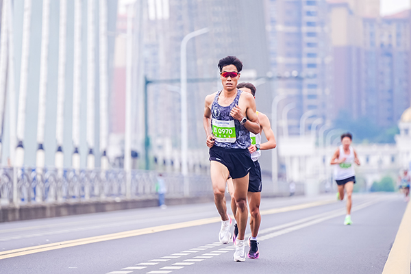 2023宜宾长江马拉松在宜宾激情开跑_fororder_选手赛道风采-供图-主办方