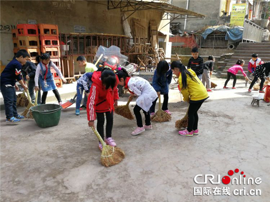 【区县联动】【大足】大足区回龙镇：200余名师生清扫街道【内容页标题】大足区回龙镇：倡导全民环保 200余名师生清扫街道